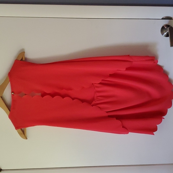 Papermoon coral sleeveless blouse with open back & sweet scallop detail. Size XL - Picture 2 of 2